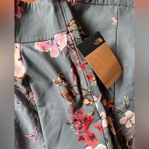 New North face boot cut ski pants - fitted. Fun flower print
